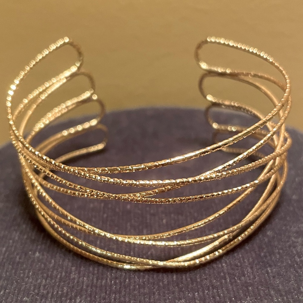 Beautiful gold tone colored cuffed bracelet!!